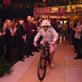 Jan Tuna přijíždí na tiskovou konferenci. 