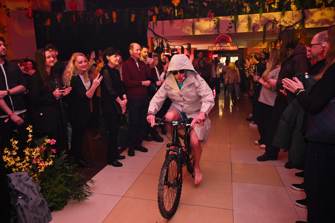 Jan Tuna přijíždí na tiskovou konferenci. 