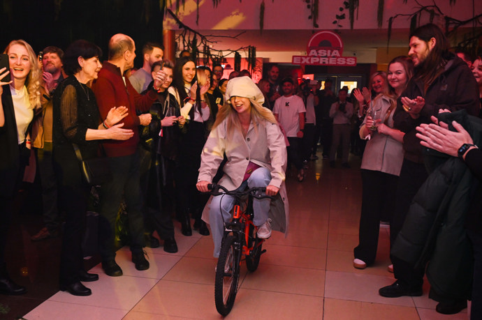 Nicole Šáchová přijíždí na tiskovou konferenci. 