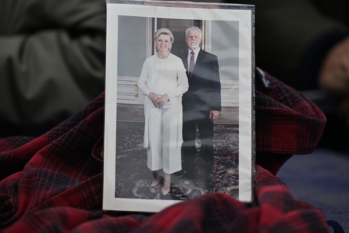 Demonstranti si sebou nezapomněli vzít fotografii prezidenta Petra Pavla a první dámy Evy Pavlové.