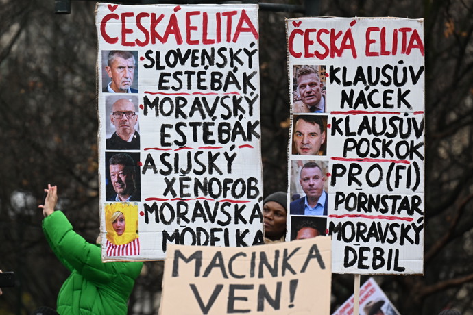 Demonstranti si neberou servítky.