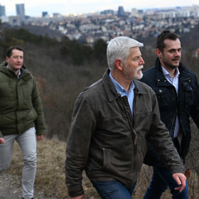 Petr Pavel se prochází Dívčími hrady.