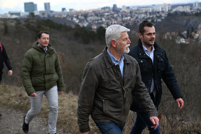 Petr Pavel se prochází Dívčími hrady.