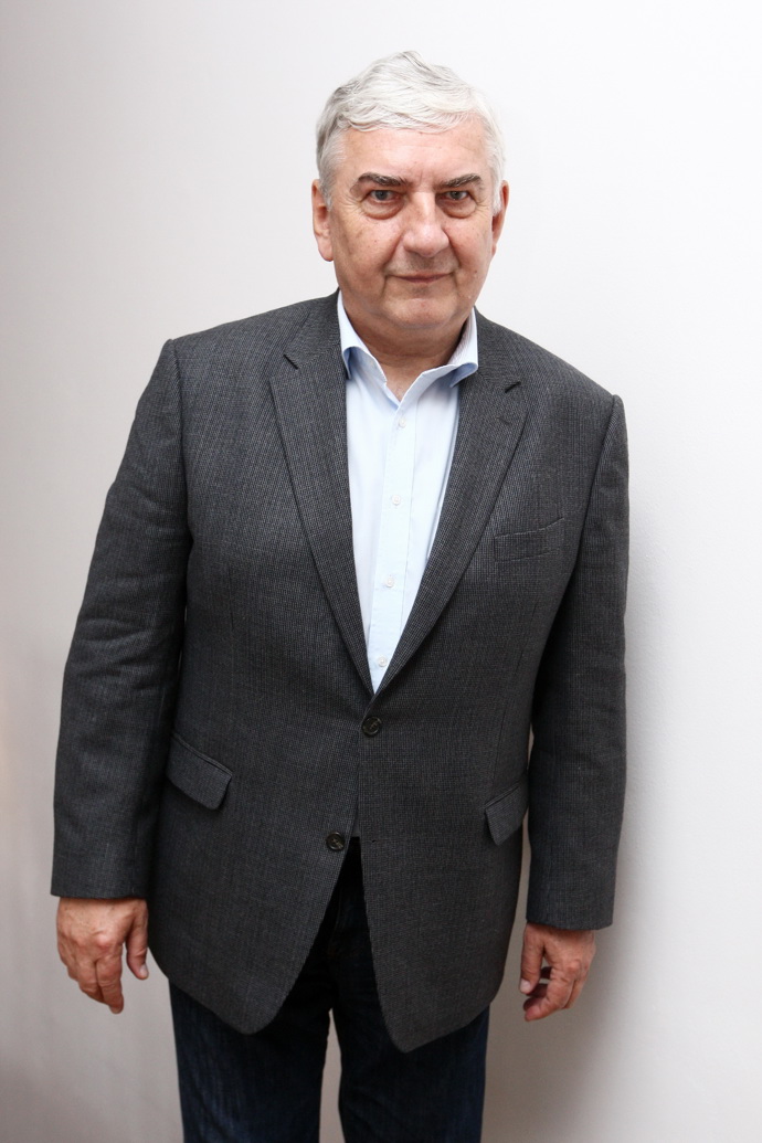 Bílá klasika pak outfit rozzáří.