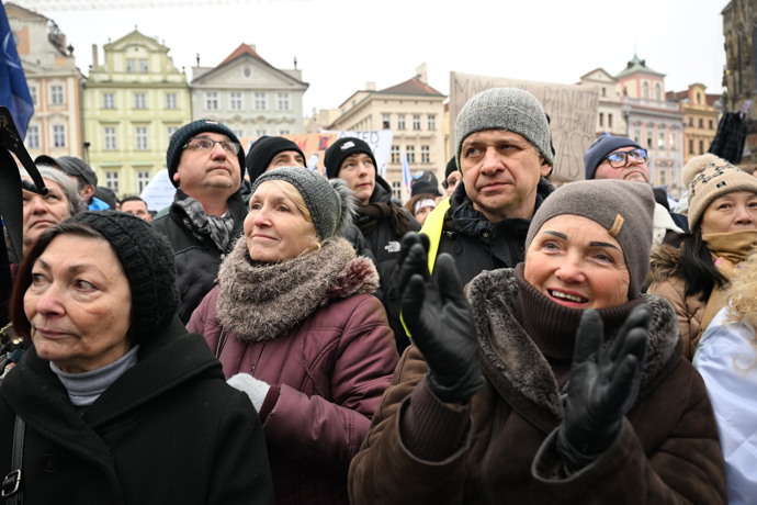 Lidé si demonstraci užívají.