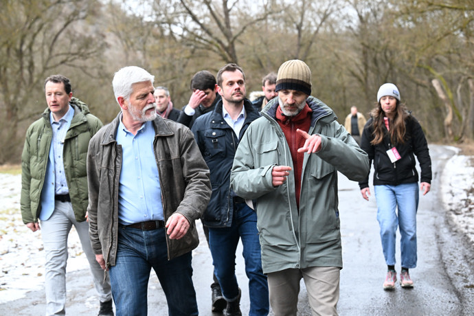 Petr Pavel se dal do řeči s procházejícím mužem a pozval ho na pivo.