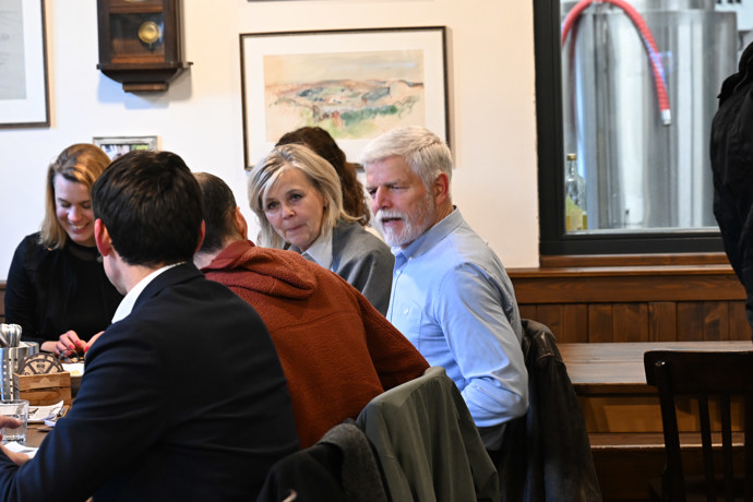 Prezidentský pár v hospodě.