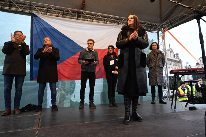  Jitka Čvančarová společně se svými kolegy na podiu.