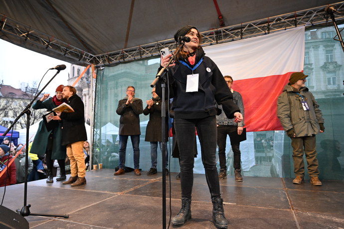 Sarah Haváčová na demonstraci. 