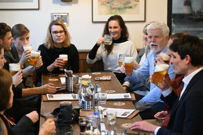 Petr Pavel v hospodě.