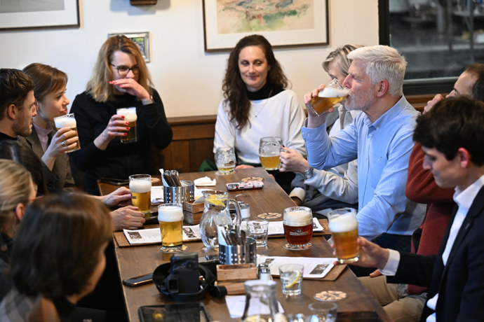 Petr Pavel popíjí pivo.