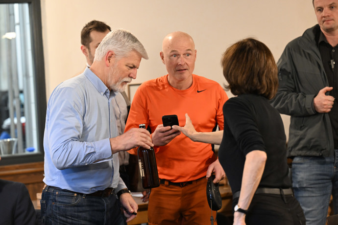 Petr Pavel se ochotně fotil s osazenstvem hospody.