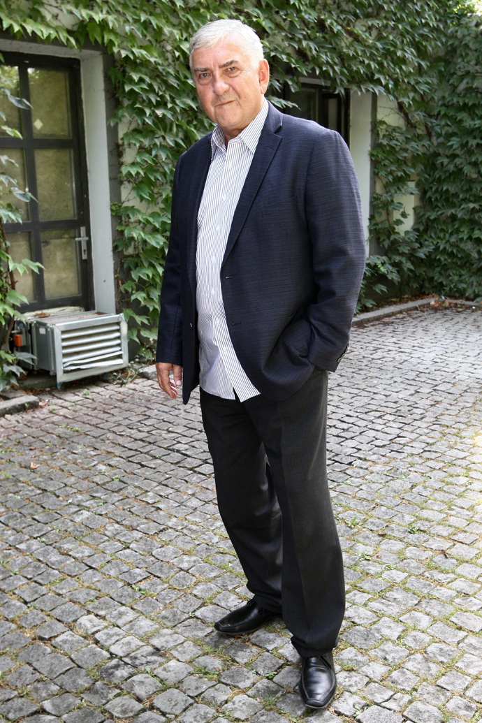 Šedá, černá i tmavomodrá působí velmi decentně.