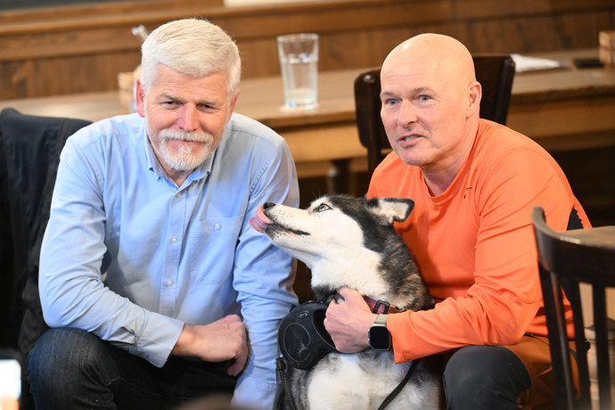 Petr Pavel se fotil s lidmi i zvířaty.