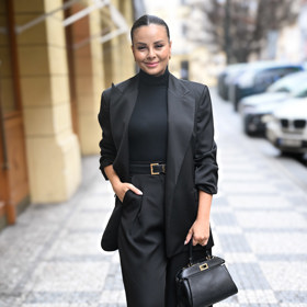 Před objektivy fotoaparátů se umí proměnit v nespoutanou dračici a dokáže prodat svůj přirozený půvab.