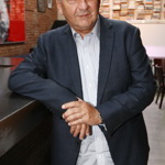 Neodmyslitelnou součástí jeho šatníku jsou saka a košile.