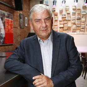 Neodmyslitelnou součástí jeho šatníku jsou saka a košile.