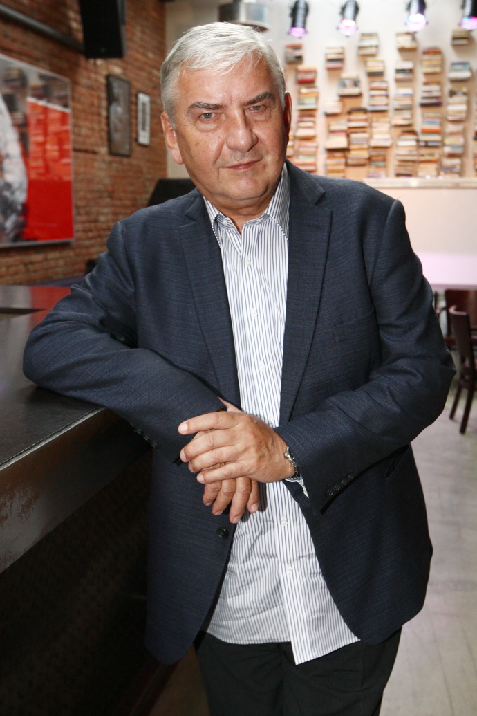 Neodmyslitelnou součástí jeho šatníku jsou saka a košile.