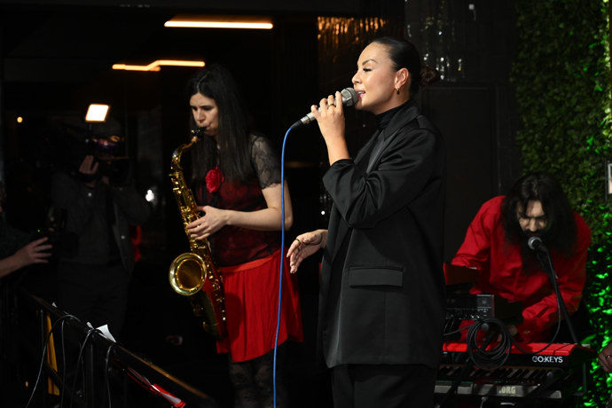 Monika Bagárová zazpívala na pódiu. 