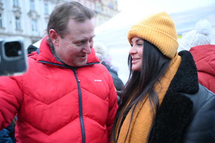 Jitka Čvančarová na demonstraci s fanouškem.