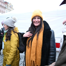 Jitka Čvančarová s úsměvem od ucha k uchu.