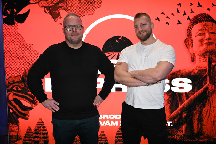 Dvojice na sebe upozornila hned v úvodu, kdy zákeřně schovala batohy svým soupeřům.