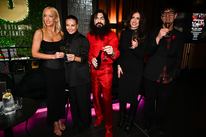 Zpěváci a umělci koncertu Onestage. 