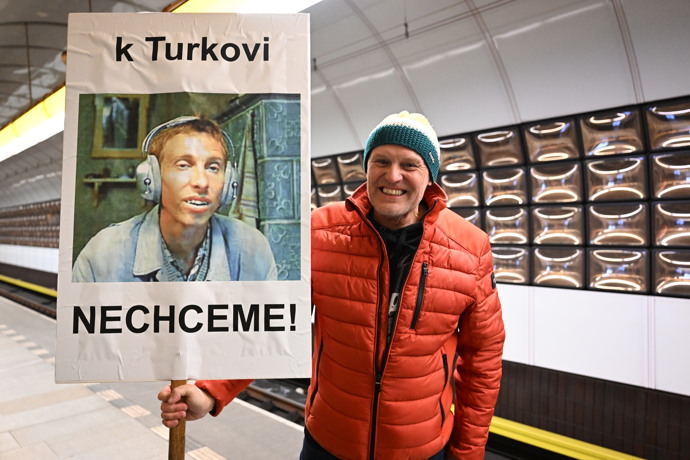 Demonstranti si s transparenty vyhráli. 