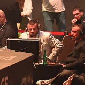 Ondřej Raška společně s Karlosem Vémolou při komentování na Oktagonu 84.