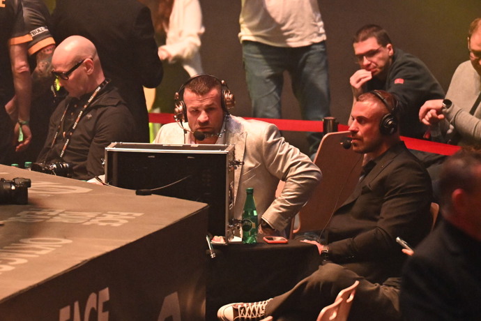 Ondřej Raška společně s Karlosem Vémolou při komentování na Oktagonu 84.