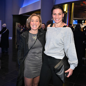 Michaela a Hana na promítání prvního dílu Asia Express.