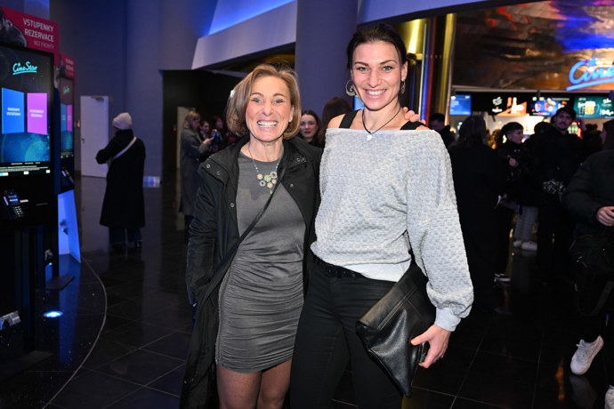 Michaela a Hana na promítání prvního dílu Asia Express.