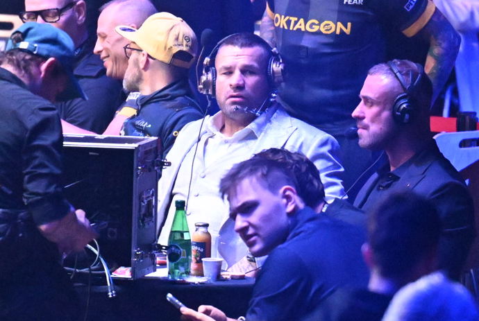 Karlos Vémola při komentování Oktagonu 84.