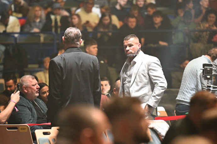 Karlos Vémola musí stále nosit kovovou fixaci.