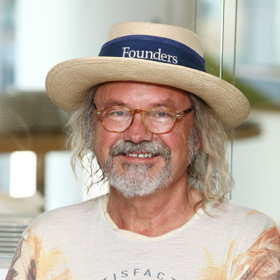 Jak známo, muzikant si oblíbil outfity, kterým nechybí pestré barvy. 