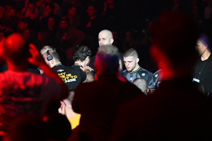 Matěj Kuznik při nástupu do klece.