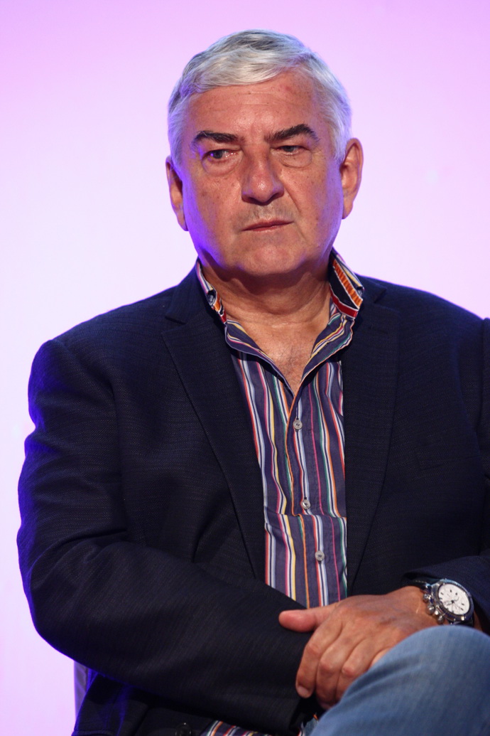 Když zbytek outfitu zvolíte umírněný, vzorovaná košile celému looku může dodat přirozenou jiskru.