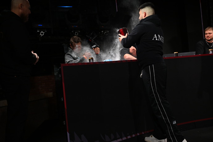 Samir Margina obsah urny vysypal na Tadeáše Veselého.