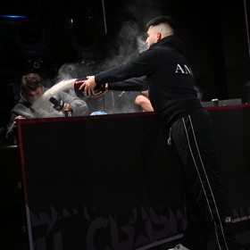 Samir Margina obsah urny vysypal na Tadeáše Veselého.