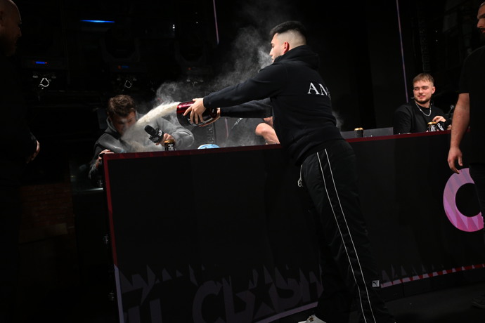 Samir Margina obsah urny vysypal na Tadeáše Veselého.