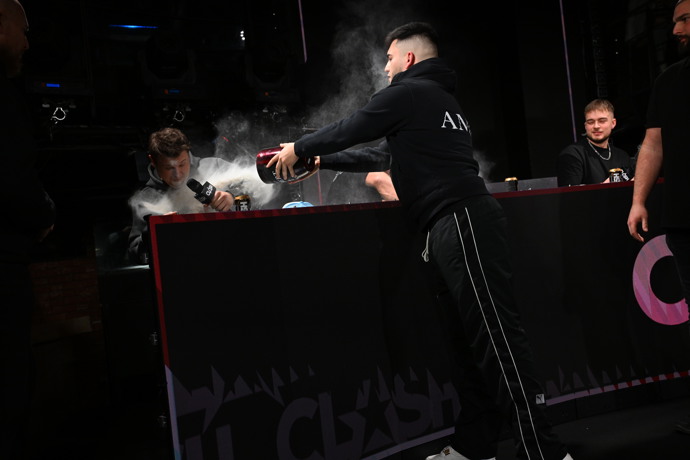 Samir Margina obsah urny vysypal na Tadeáše Veselého.