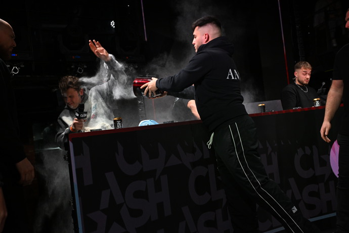 Samir Margina obsah urny vysypal na Tadeáše Veselého.