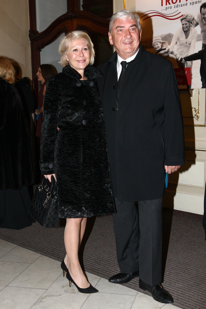 Na slavnostnější události pak herec volí klasický černý kabát, kterým žádný muž nikdy nic nezkazí.