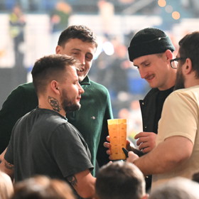 Matěj Peňáz a Andrej Kalašnik s fanoušky.