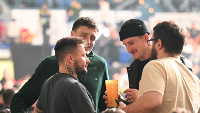 FOTO: Matěj Peňáz a Andrej Kalašnik s fanoušky.