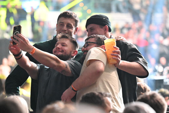 Zápasník Peňáz a Kalašnik se na Oktagonu 84 fotili s fanoušky.