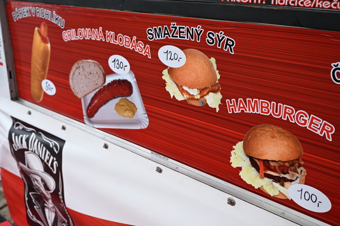 Za hamburger necháte necelou stovku. 