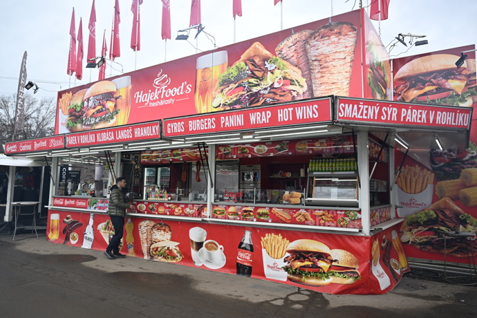 Hamburgery a hranolky najdete na Matějské pouti nejčastěji. 