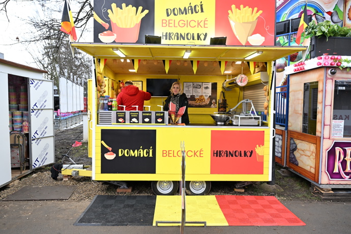 Stánek s hranolkami. 