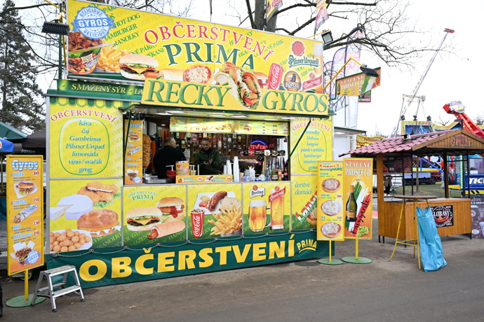 O stánky rozhodně není nouze. 